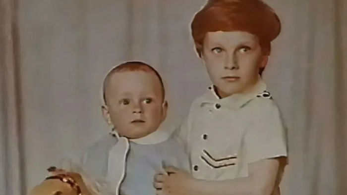 С братиком...