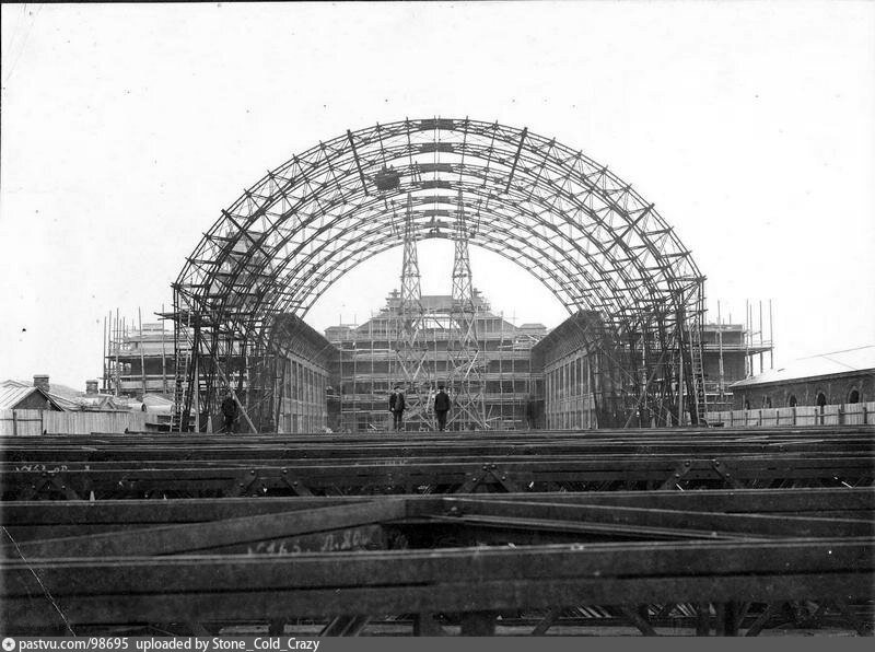 Строительство навеса над платформами и работы по возведению здания вокзала, 1915. С сайта www.pastvu.com.