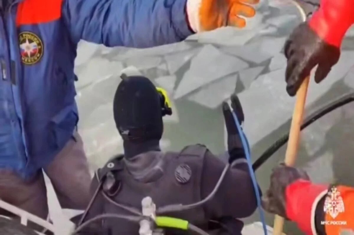    Специалисты МЧС России, работающие на воде, провели операцию по извлечению людей из машины