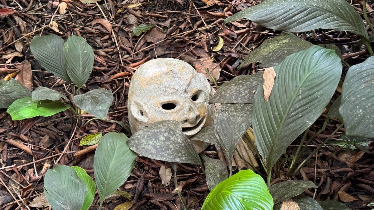 Боевая маска весит около 12 кг!