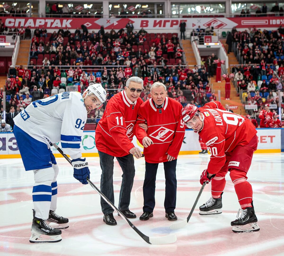 Александр Сергеевич Якушев и Борис Александрович Майоров рука об руку вышли на стартовое вбрасывание.
