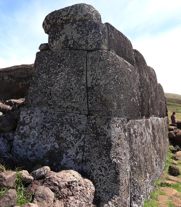 Остатки перпендикулярной стены просматриваются на аху Винапу