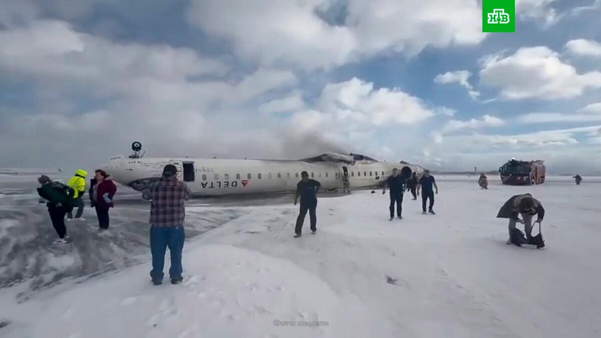    Самолет перевернулся в аэропорту Торонто