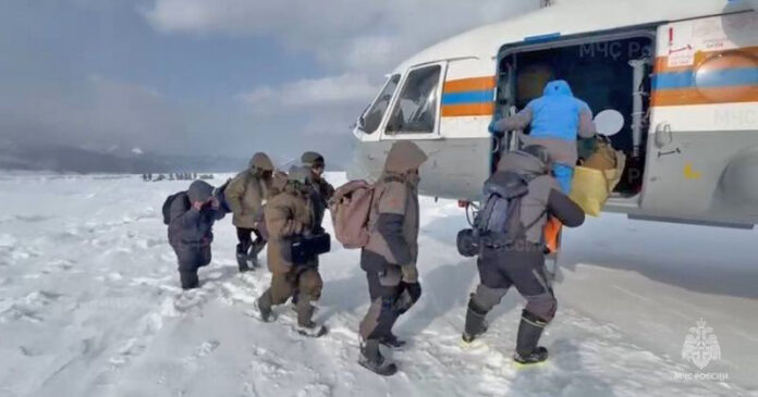 «Сервис» от МЧС: доставка горе-рыболовов со льдины на берег.