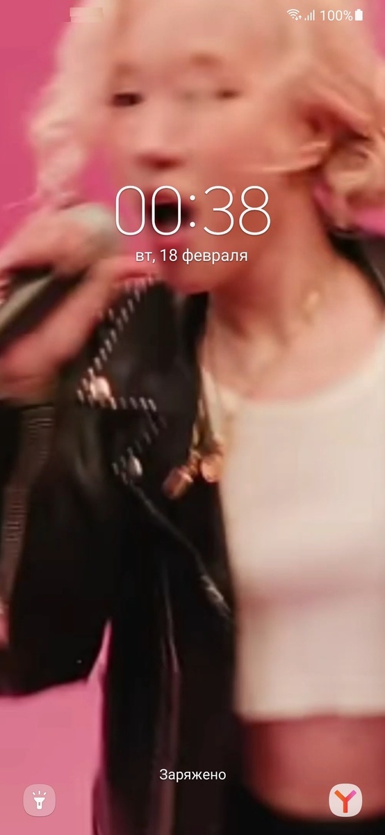 А50 заряжается очень быстро и неплохо держит заряд, лучший из всех, что у меня есть.