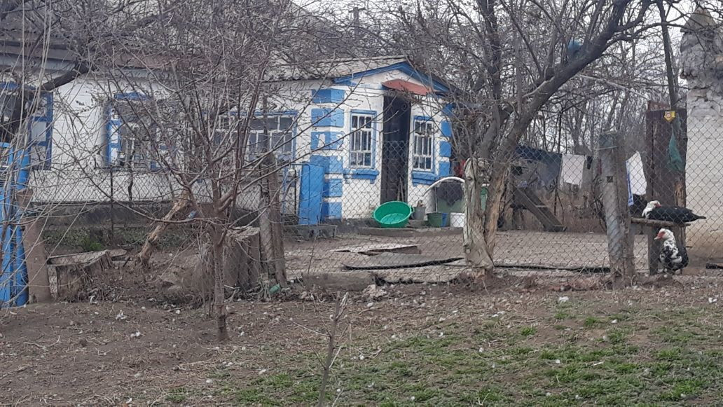 Наш дом. Бабушкин...до недавнего времени в нём ещё жили люди, но, к сожалению, новые хозяева умерли. Теперь он заброшен, там запустение и разруха...это очень больно...