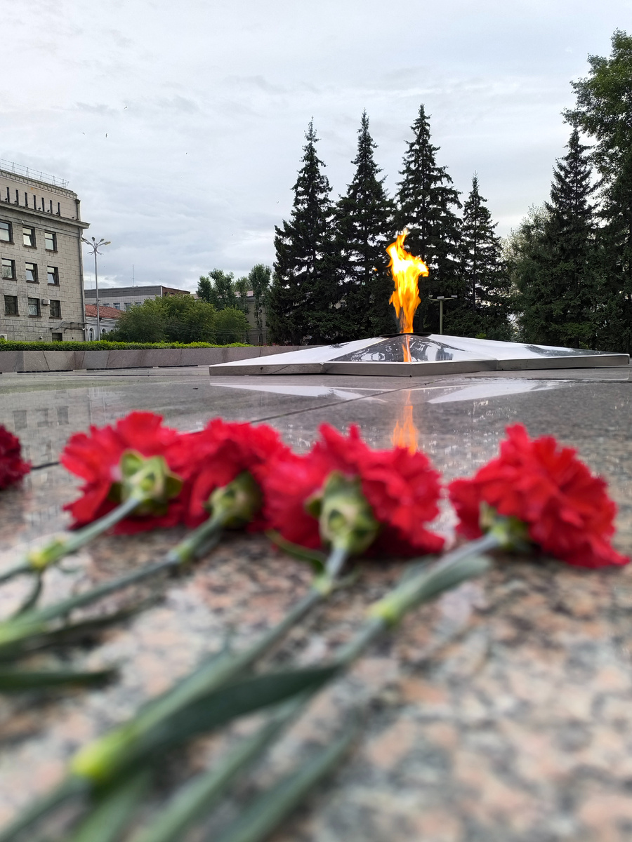 Живые цветы у Вечного огня... (© Анна, «Маяк энерджайзера»)