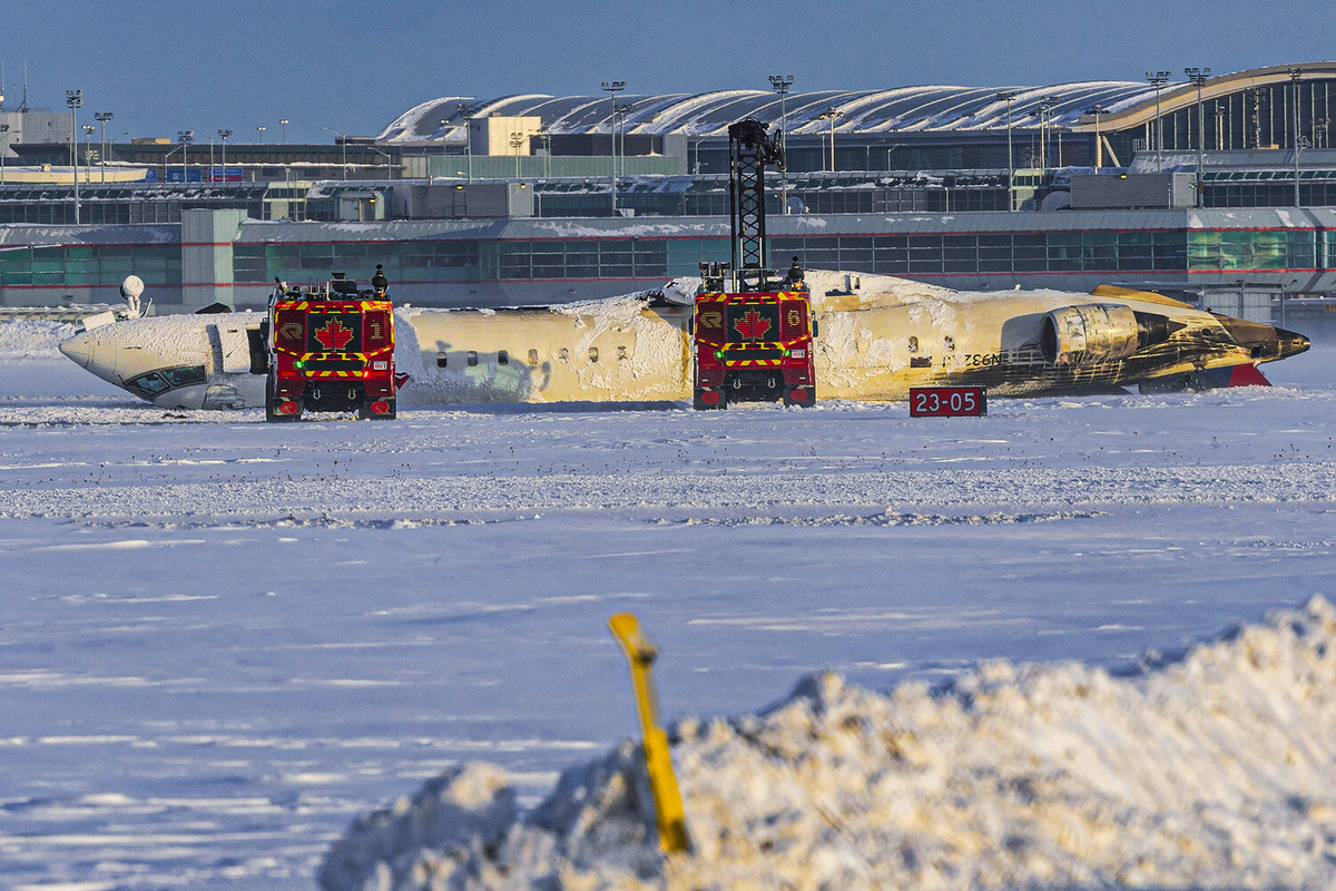Спасатели работают на месте крушения самолета Bombardier CRJ-900 авиакомпании Delta Air Lines в международном аэропорту Пирсон в Торонто, Канада, 17 февраля 2025 года ©Zou Zheng/Global Look Press  📷