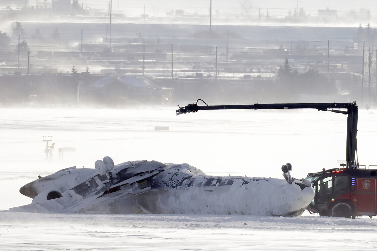 Севший вверх шасси самолет Bombardier CRJ-900 авиакомпании Delta Air Lines в международном аэропорту Пирсон в Торонто, Канада, 17 февраля 2025 года ©Steve Russell/Toronto Star/Getty Images  📷