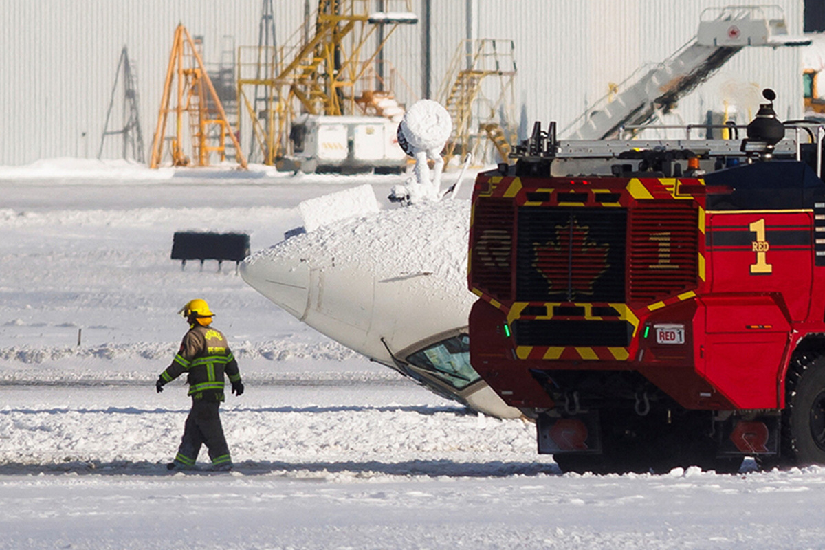 Спасатели работают на месте крушения самолета Bombardier CRJ-900 авиакомпании Delta Air Lines в международном аэропорту Пирсон в Торонто, Канада, 17 февраля 2025 года ©Cole Burston/Reuters  📷