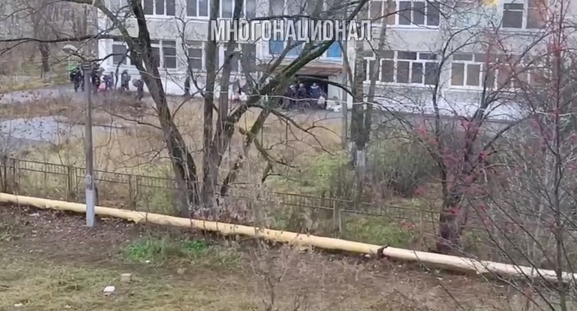 Заселение толпы мигрантов. Фото: скрин видео тг-канал "Многонационал".