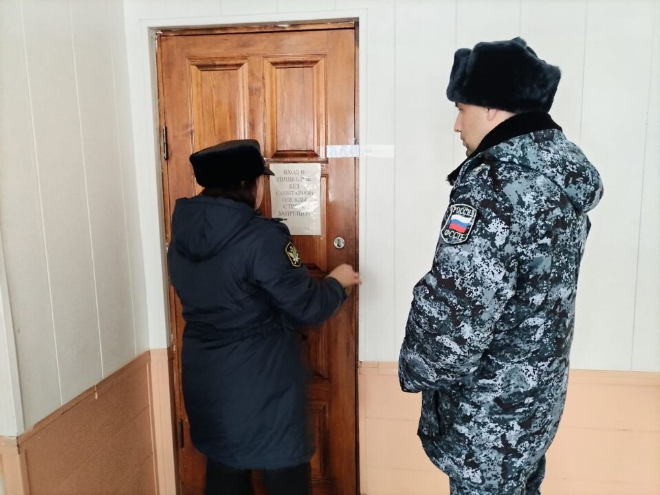    Временное закрытие пищеблока в Майминском сельскохозяйственном. Источник: Пресс-служба УФССП России по Республике Алтай