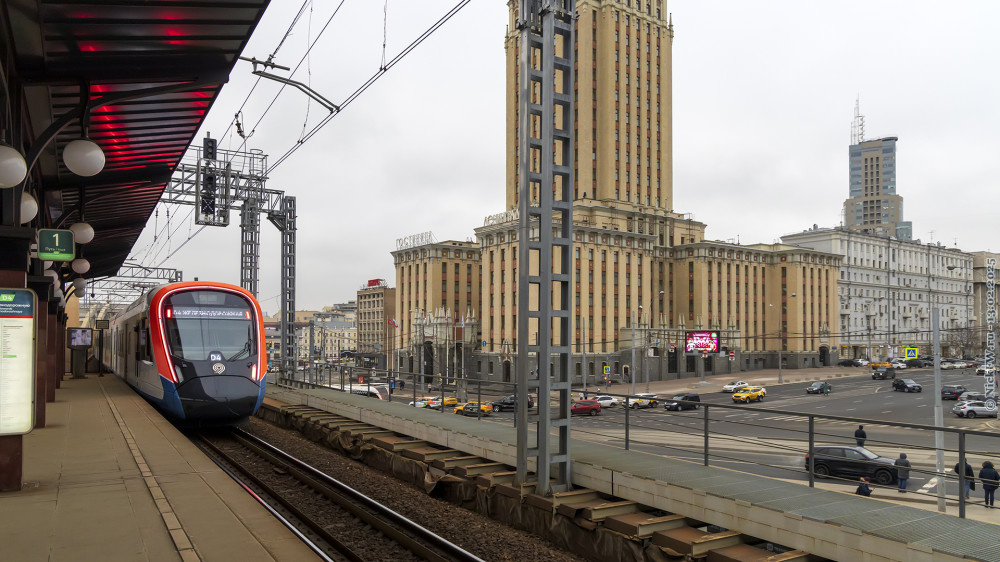 1. Иволга 4.0 на "Площади трёх вокзалов" и гостиница Ленинградская © NickFW.ru — 13.02.2025г.