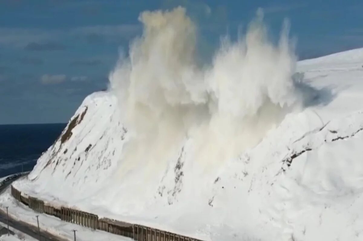    Появилось эпичное видео принудительного спуска лавины на Сахалине