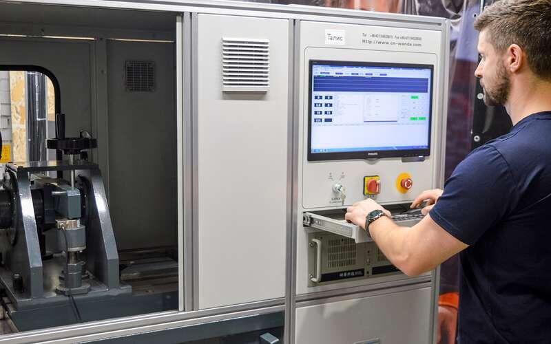    Управление стендом, а также проведение испытаний по заданной программе и регистрация показателей полностью компьютеризированы.