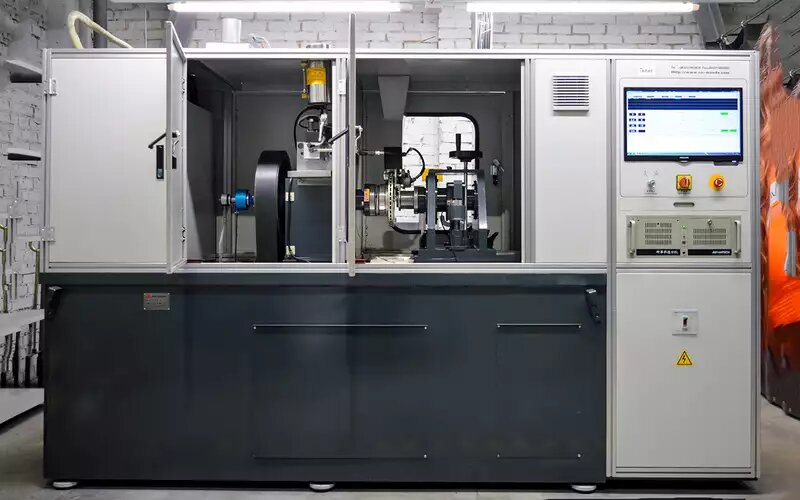    Испытательный стенд имеет размеры микроавтобуса.