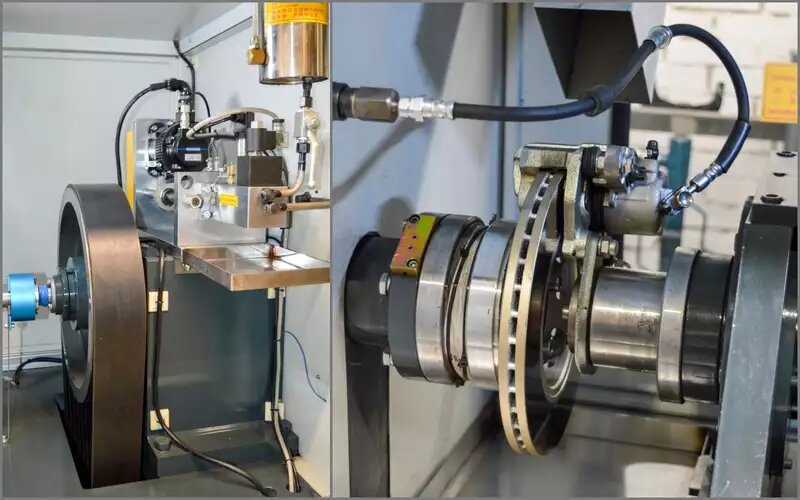    Трансмиссионное отделение стенда включает привод шпинделя с датчиком частоты вращения и гидронасос с системой регулировки давления. В рабочем отделении стенда находится шпиндель с закрепленным тормозным диском, суппорт, в который подается жидкость под заданным давлением, и рычажная система, передающая усилие на тензометр, регистрирующий тормозной момент. Сзади виден короб охлаждения рабочей зоны.