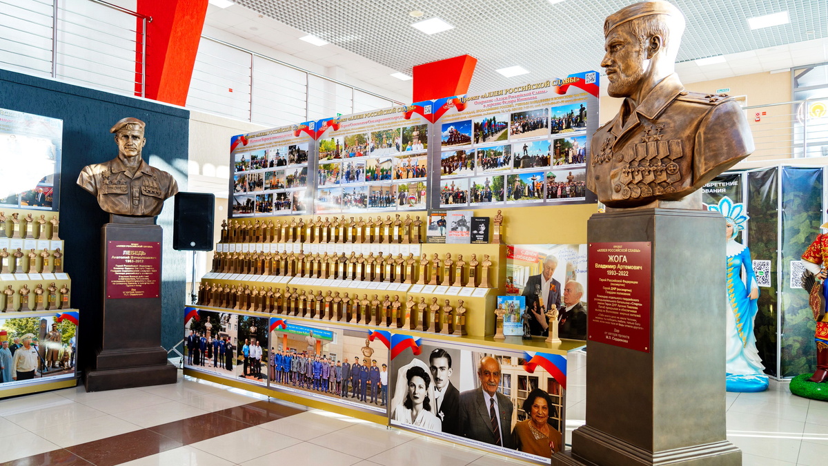    В Нягани работает уникальная выставка «Аллея Российской Славы»