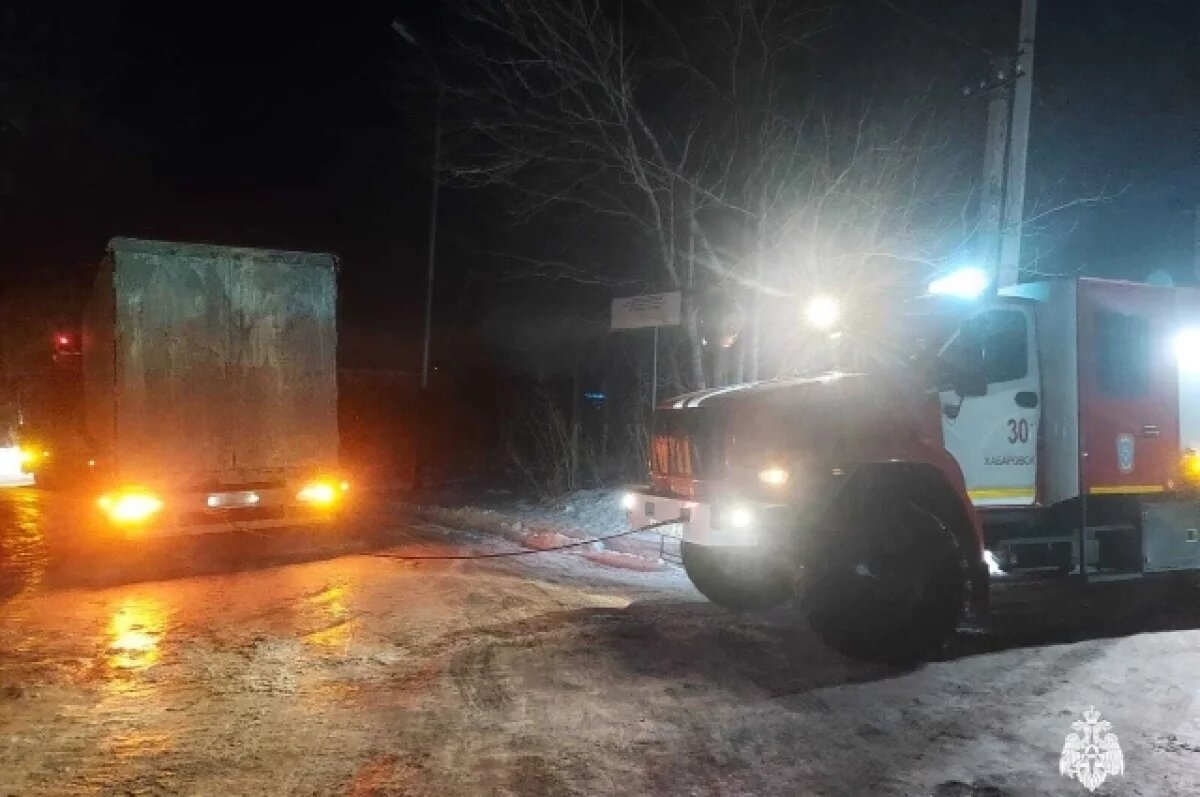    Скользкие дороги в Хабаровске остановили фуры, но не пожарных