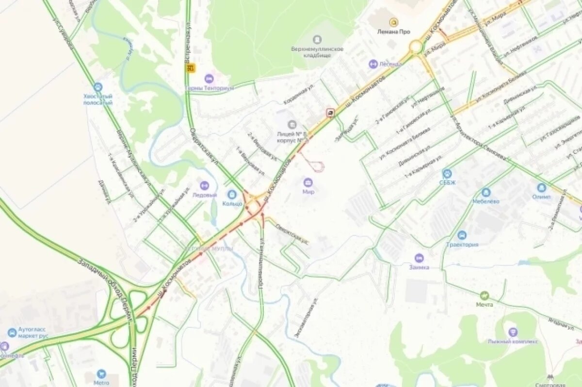    Жители Перми застряли в километровой пробке из-за ДТП с грузовиком