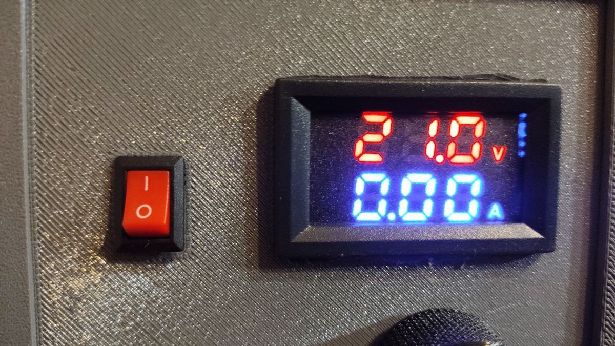 Измеряет напряжение V и ток A