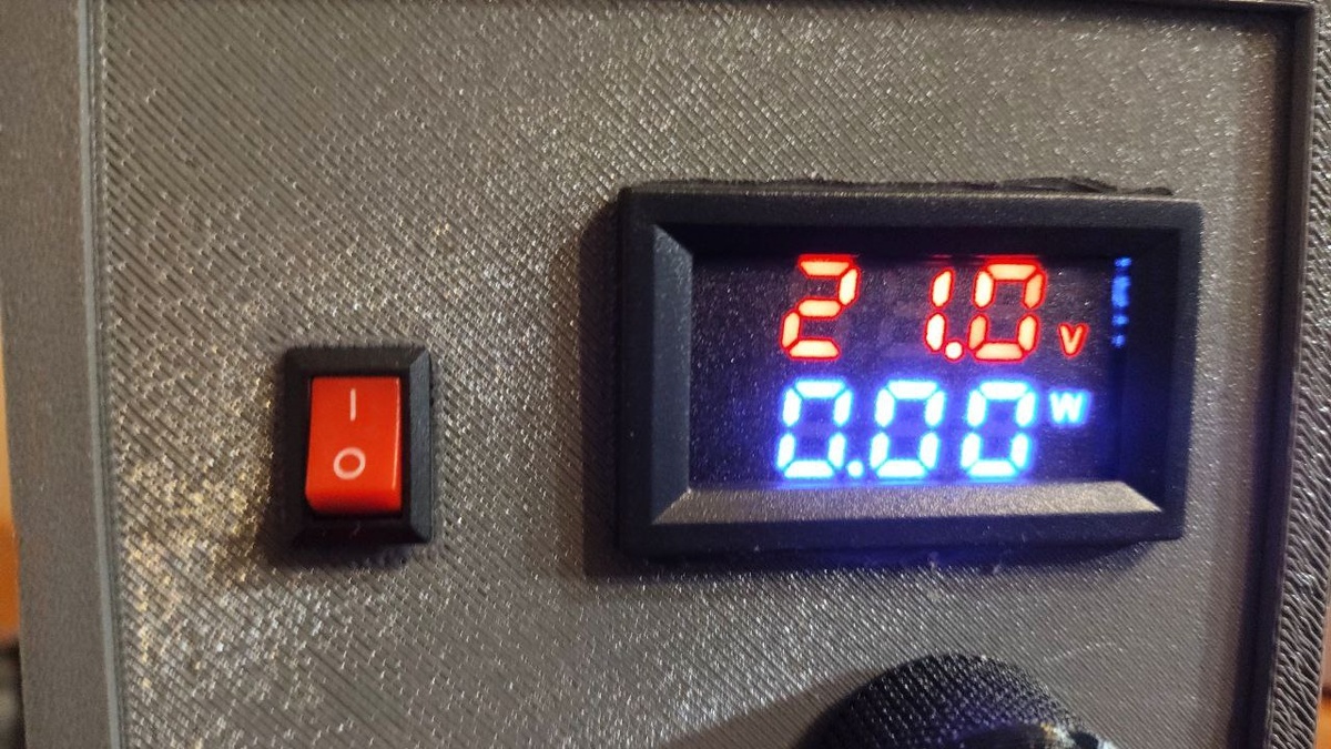 Измеряет мощность W и ...?