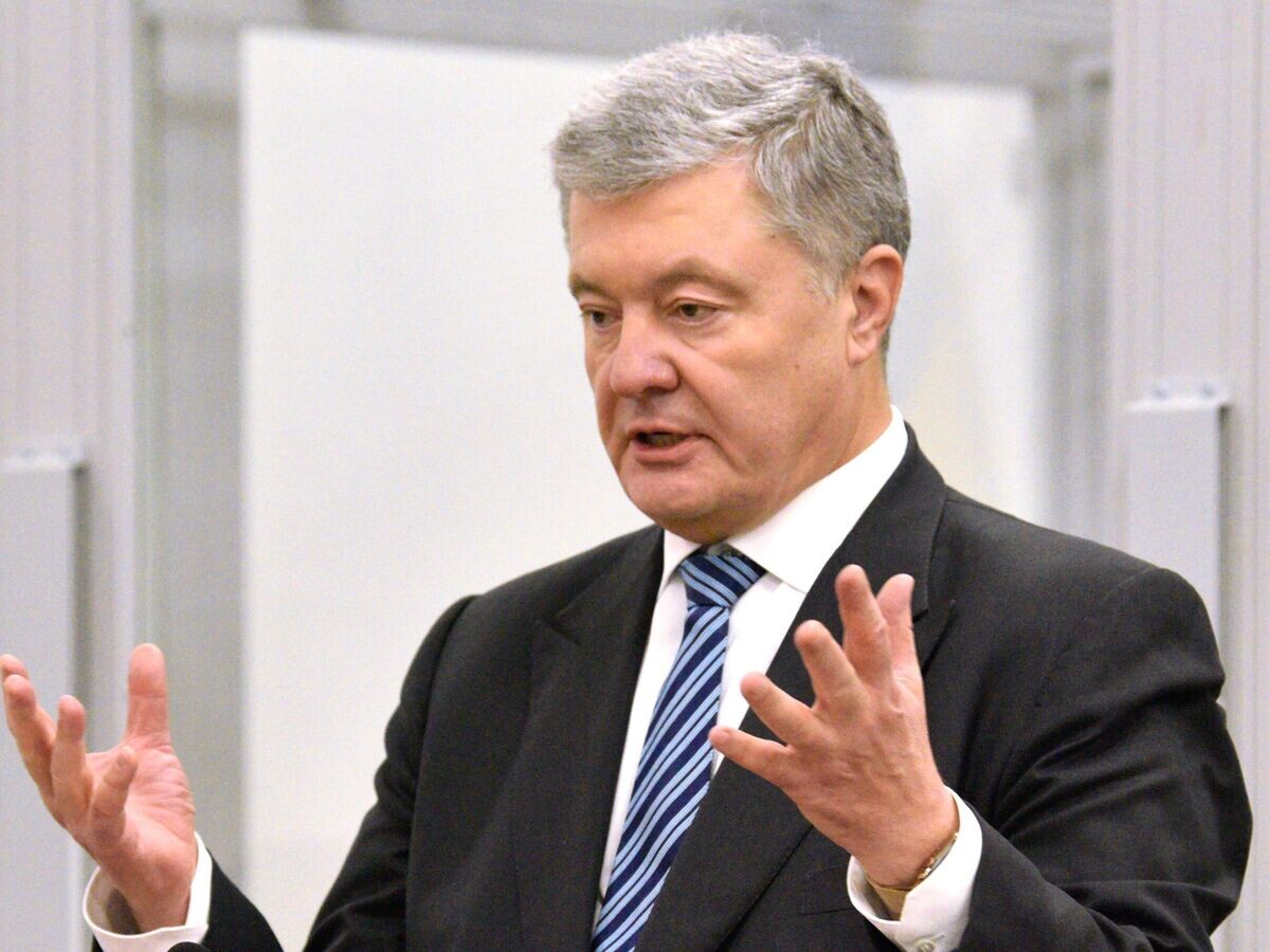    Бывший президент Украины Петр Порошенко, обвиняемый в государственной измене, в здании Киевского апелляционного суда© РИА Новости / Стрингер