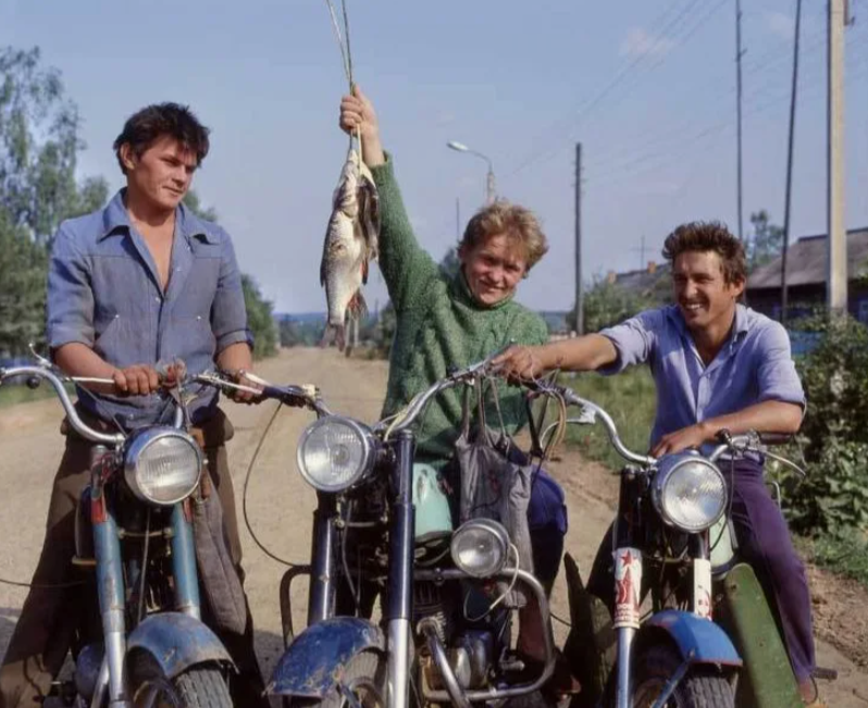 Трое друзей вернулись с рыбалки