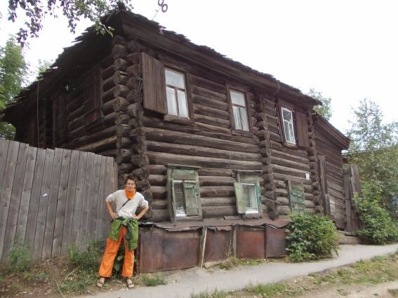 Кривой дом где-то в сибирских дебрях
