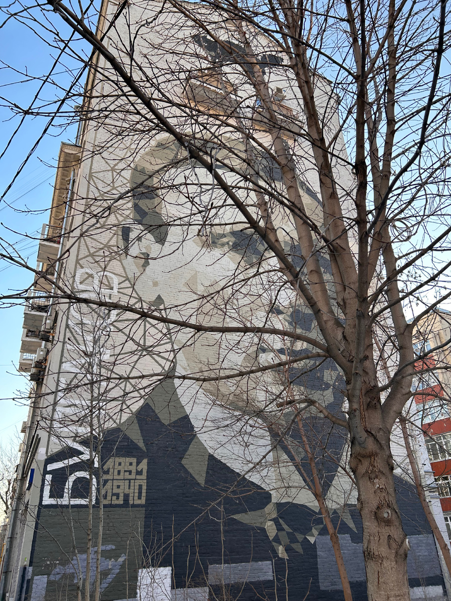 Фото автора. Дом с Булгаковым и котом Бегемотом 