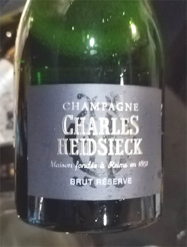 1. Шамп от мастеров знаменитого шампанского дома. 2. Игристое (Креман) из Эльзаса. 3. Тихое и сухое розе от "Усадьбы Мезыбь", 4. Прекрасный (но капельку молодоватый) Пино Нуар из Бургундии, 5. "Био-шмио" и не совсем сортовой, но приятнейший Каберне Совиньон из Сербии.