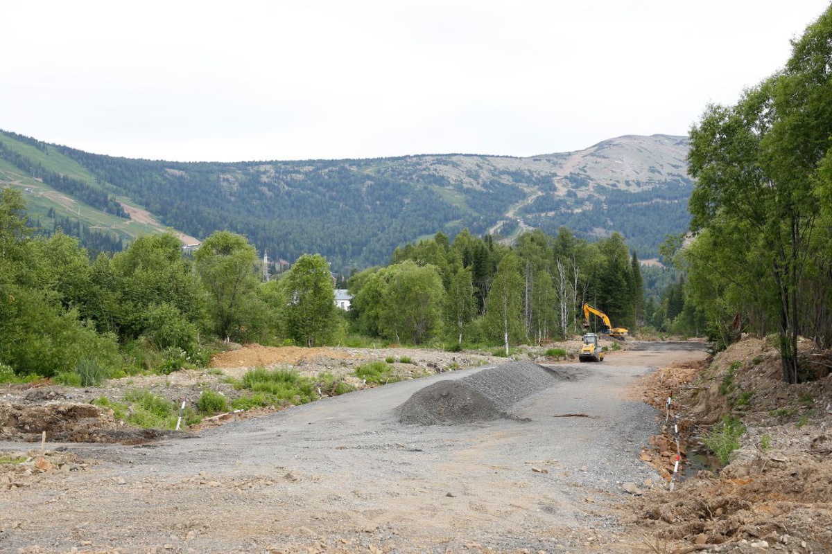 © Администрация Правительства Кузбасса / ako.ru / CC BY-SA 4.0 (Власти Кузбасса неоднократно подчеркивали, что при постоянно увеличивающемся турпотоке необходимо развивать дорожную сеть. При этом, новые дороги, по словам чиновников, не только сделают Шерегеш более привлекательным и доступным для туристов, но и будут способствовать большему комфорту местных жителей. Недовольство в отношении нового проекта вызвано в частности тем, что, по мнению отдельных граждан, есть более приоритетные дорожные проекты в районе и регионе в целом, на которые необходимые средства пока не выделяются)