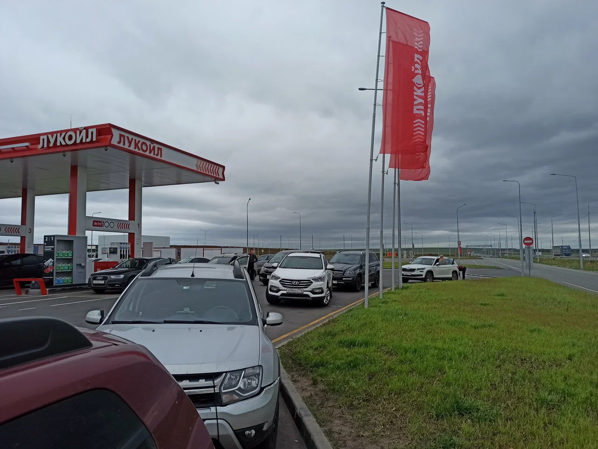 Отсутствие нормальной парковки на АЗС Лукойл М12