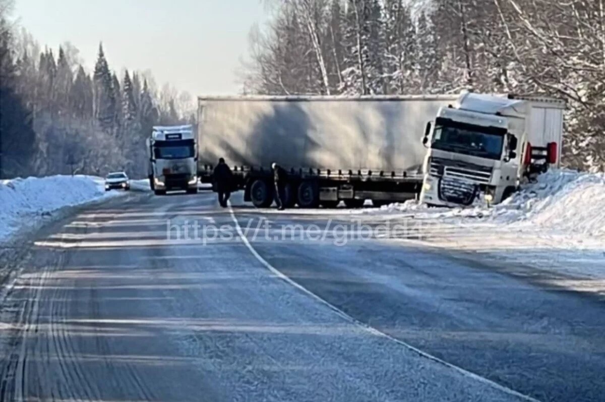    В Кемеровском районе временно ограничили движение из-за ДТП с фурами
