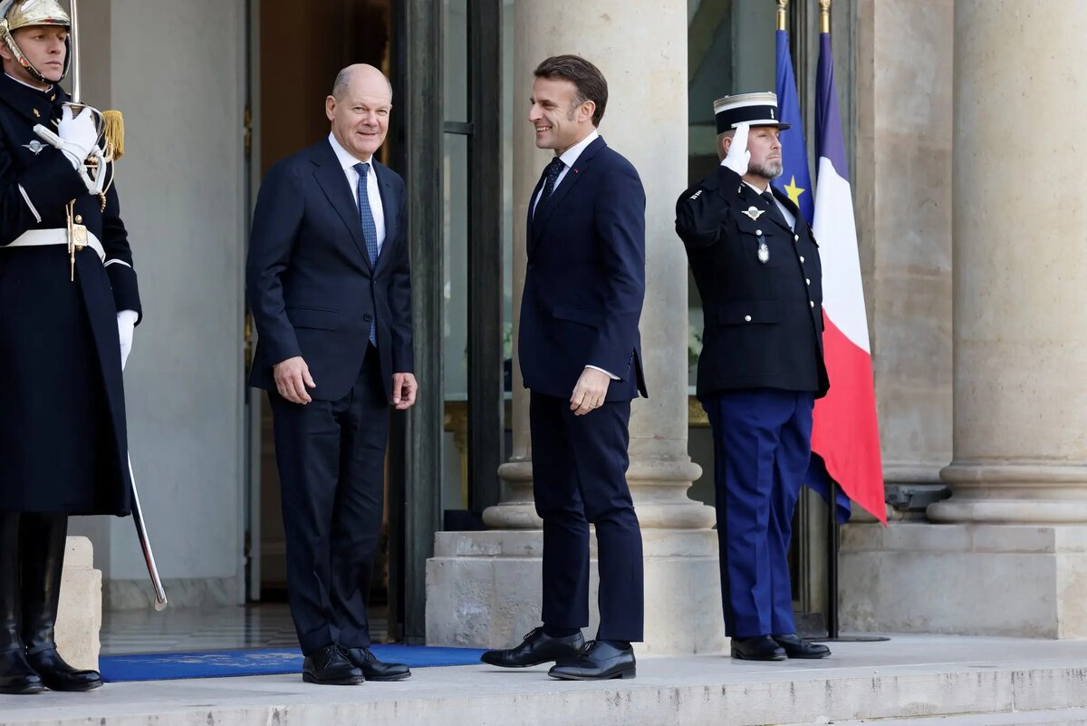 Президент Франции Эммануэль Макрон (справа) с канцлером Германии Олафом Шольцем