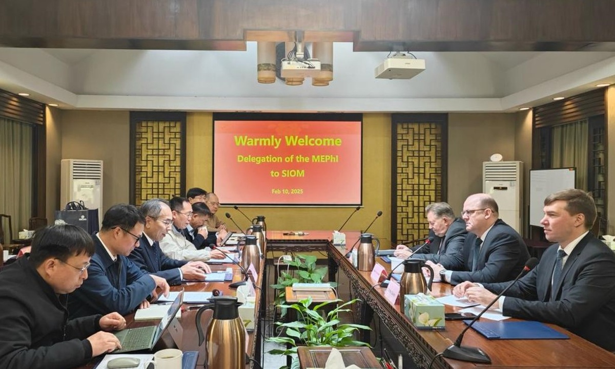 Встреча делегации МИФИ с коллегами из SIOM: профессором Чэнем Вейбяо, секретарем партийного комитета и директором SIOM и профессором Шао Цзяньда, заведующим лаборатории SIOM