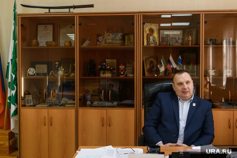 Владимир Моисеев в кабинете пока только обживается, поставил лишь две грамоты — остальное от предыдущих глав. Фото: Илья Московец © URA.RU