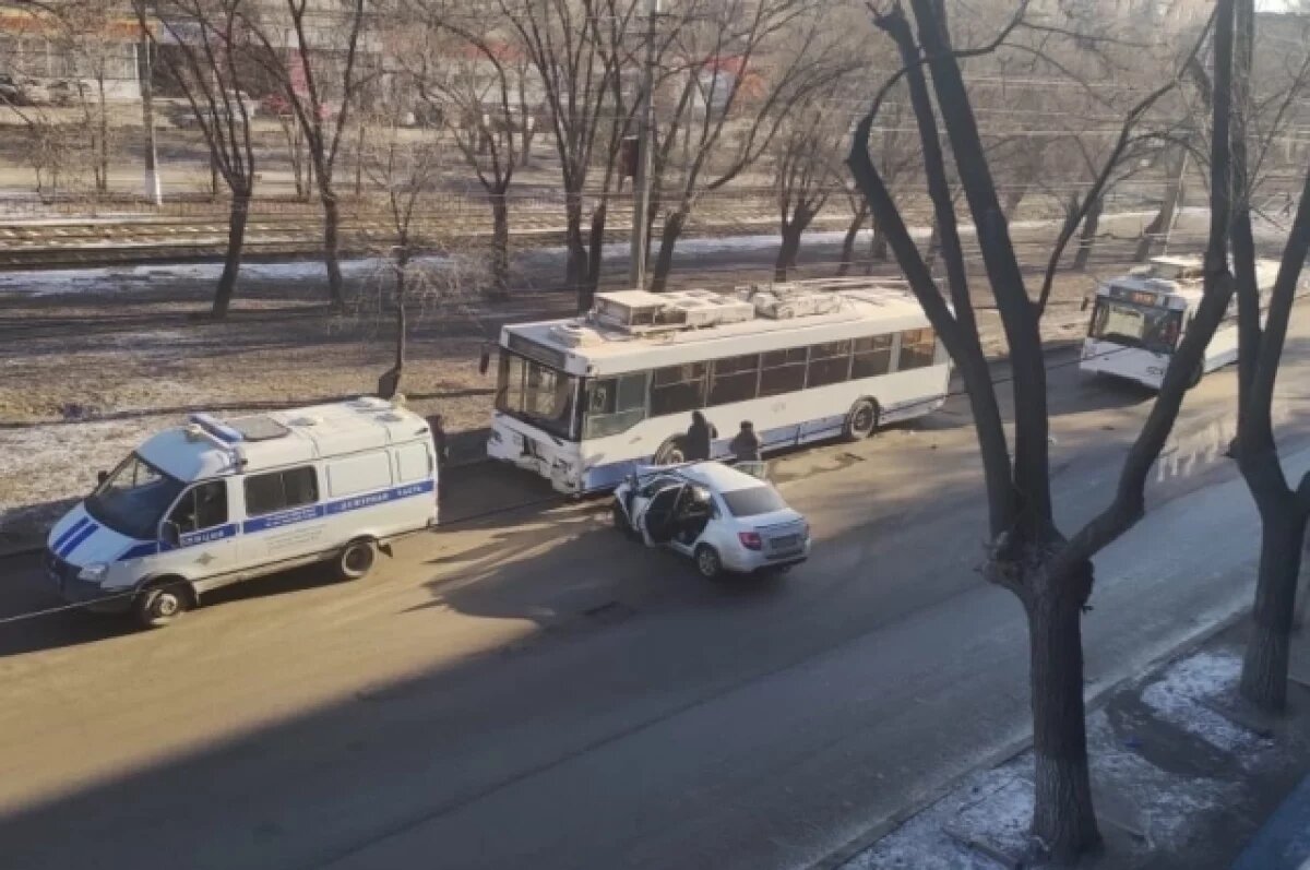    В Волгограде столкнулись легковушка и троллейбус