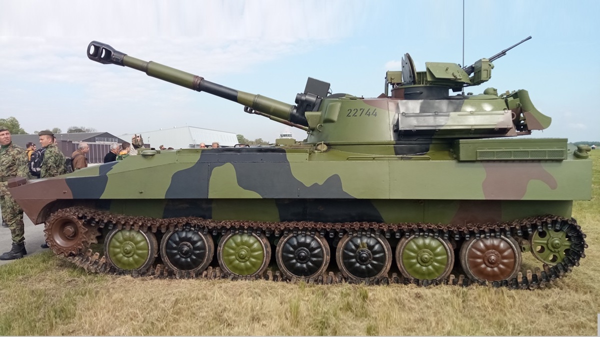 2С1 «Гвоздика» – 122-мм полковая самоходная гаубица на гусеничном ходу.