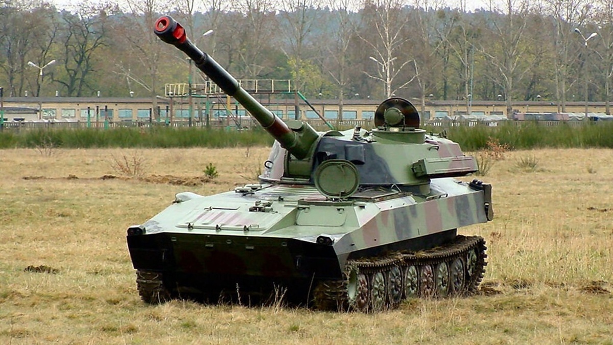 2С1 «Гвоздика» – 122-мм полковая самоходная гаубица на гусеничном ходу.