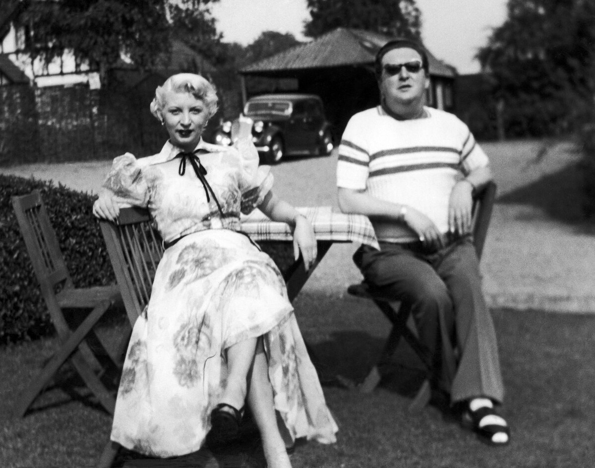 с работодателем, хозяином подпольных клубов, в которых она работала и сделала карьеру