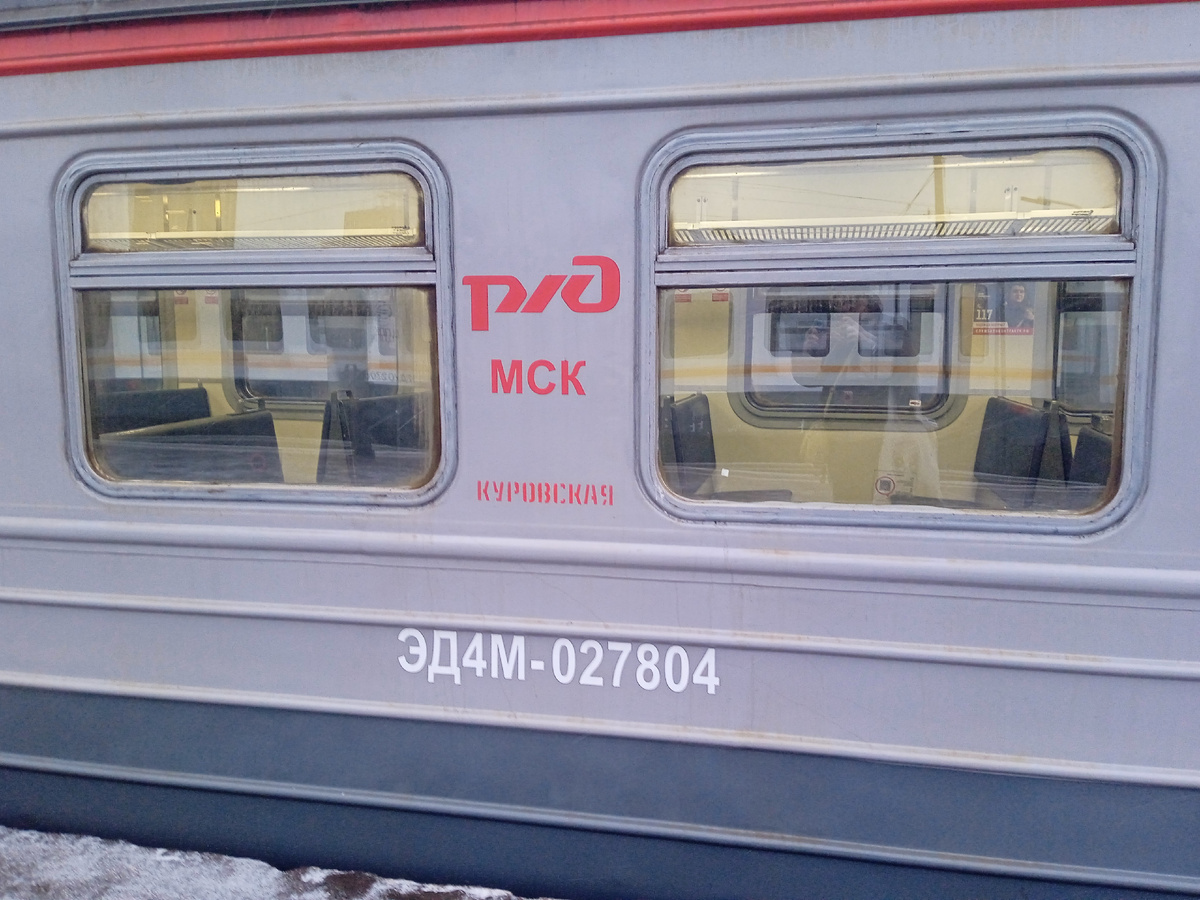 И снова 0278. Что, в вагоне пусто, так не бывает? Бывает, еще как бывает, когда все вышли на платформу, а недофотограф в моем лице занялся съемкой электрички.