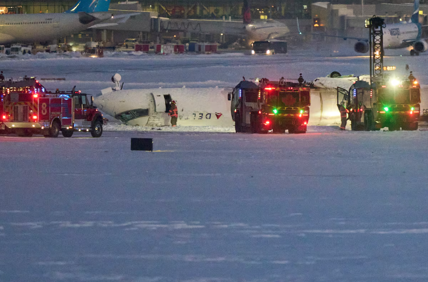 Самолет авиакомпании Delta лежит на крыше после крушения при посадке в аэропорту Торонто Пирсон в Торонто, Онтарио, 17 февраля 2025 года.
