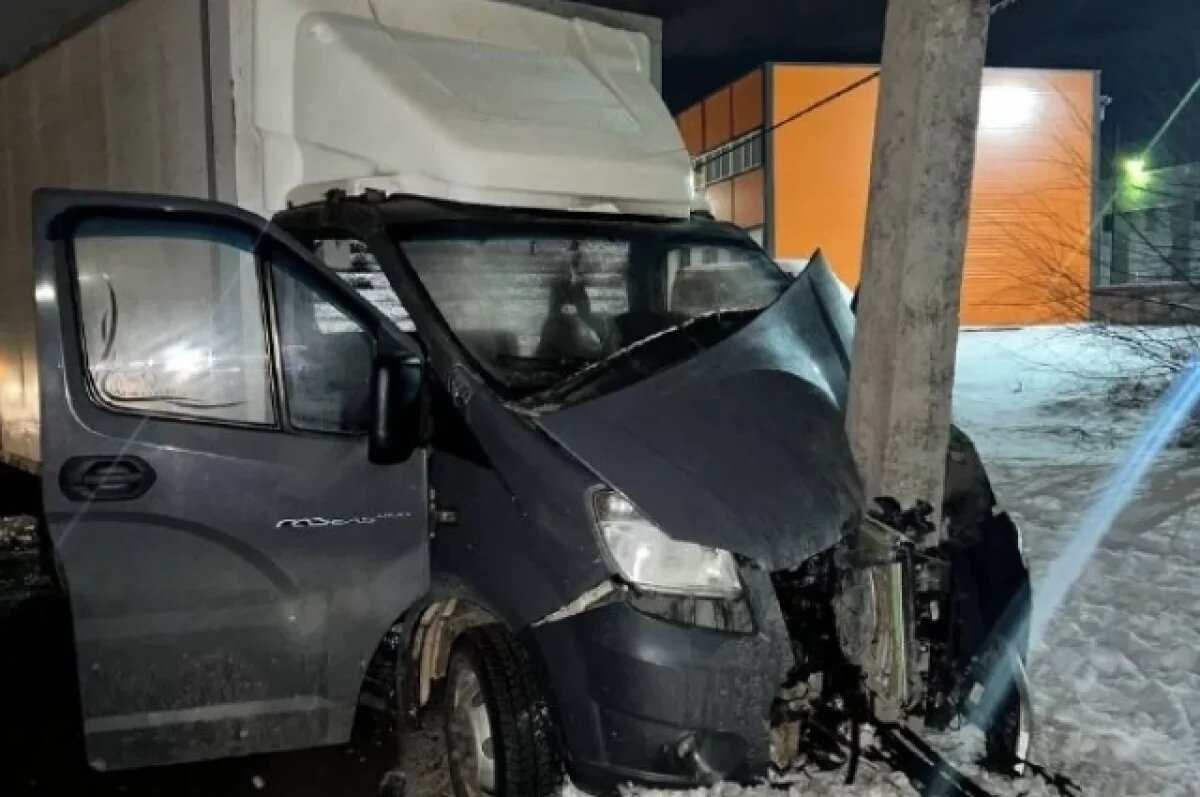    Под Воронежем водитель врезался в столб и погиб