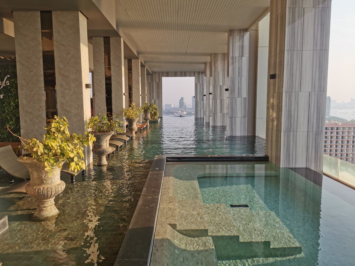 Один из бассейнов в нашем кондо