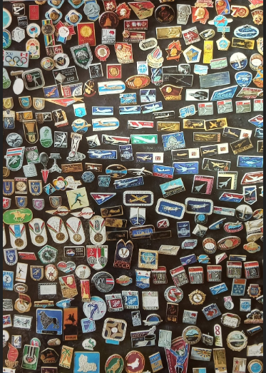 Обложка альбома с личной коллекцией значков