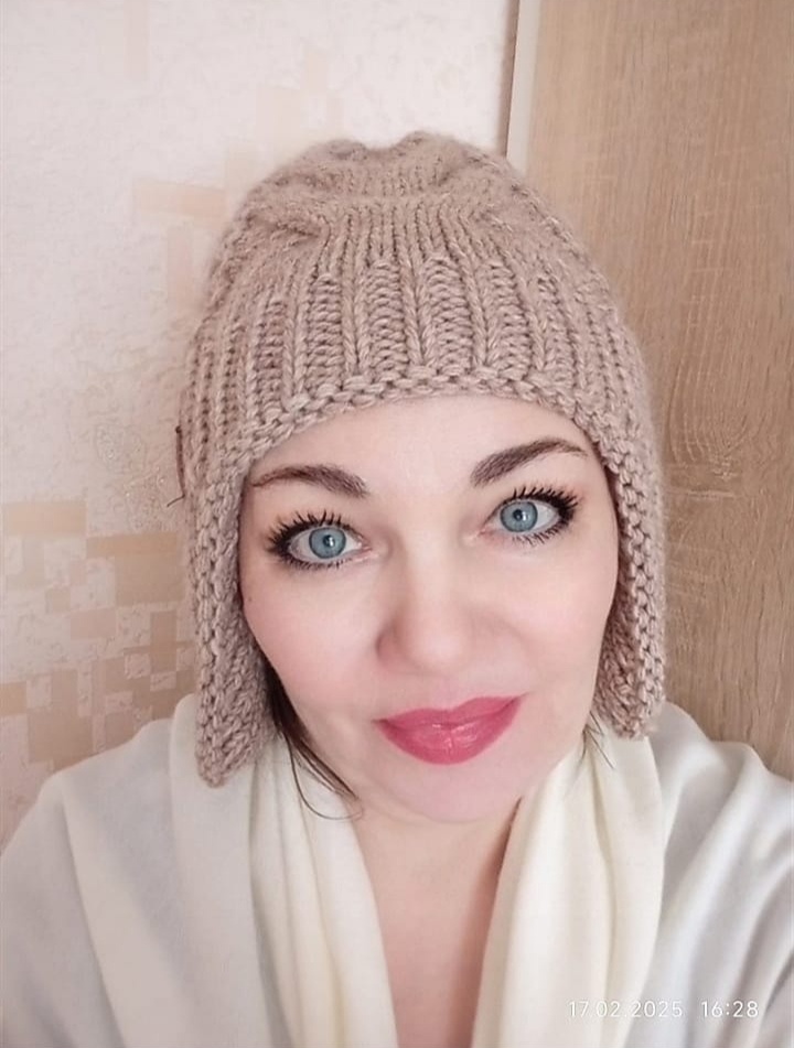 При походе в фотоателье мне мама в детстве говорила - смотри в камеру и глаза больше делай 🤣 Не моргай, а то фотография не получится. Уроки мамы запомнила и таращусь😁