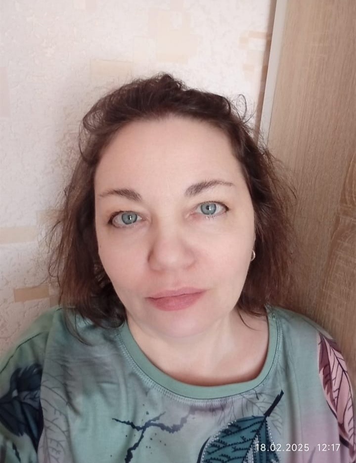 Глаза у меня хамелеоны, с зелёным оттенком становятся, когда я в зелёной одежде. Брови отращиваю.