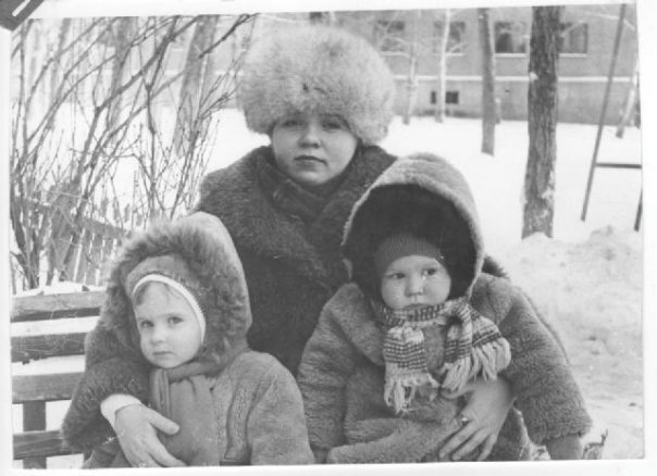Фото: Людмила Харитонова с дочерьми 
