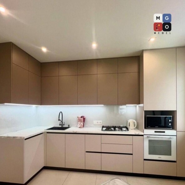 Здесь фасады ровные, без выступов, поэтому кухня выглядит цельной